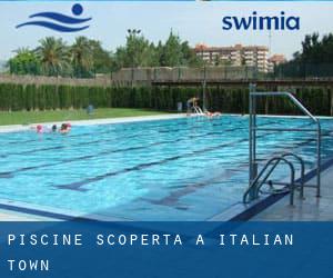 Piscine Scoperta a Italian Town